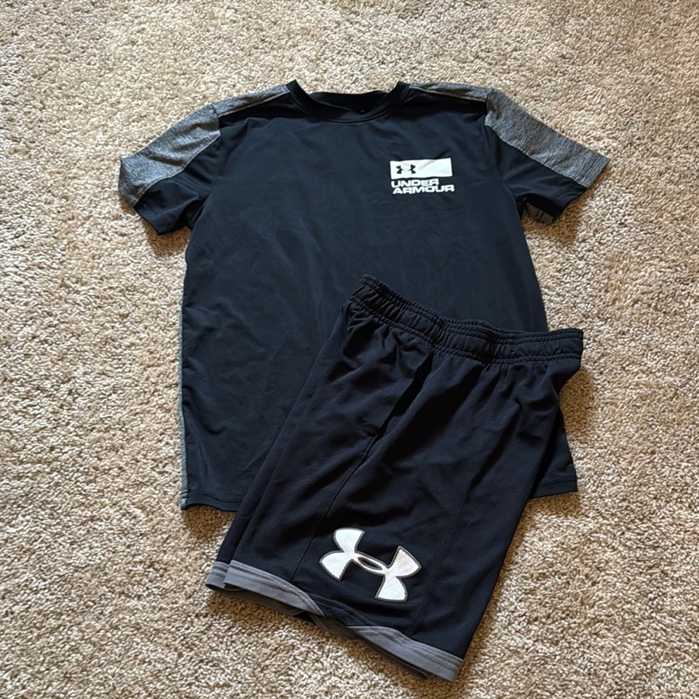 Under Armour Black and Gray Athletic Set - Boys Med